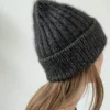 Dual Loop Beanie av Other Loops i Jensen og Silk Mohair mørk versjon bakfra