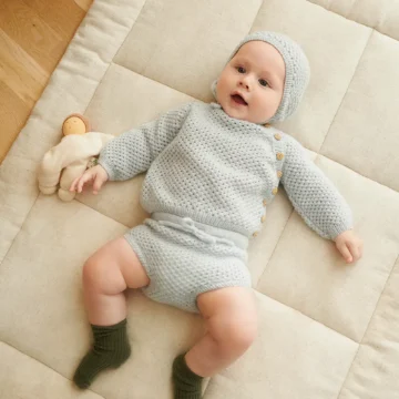 April Cardigan Baby fra Sandnes Garn