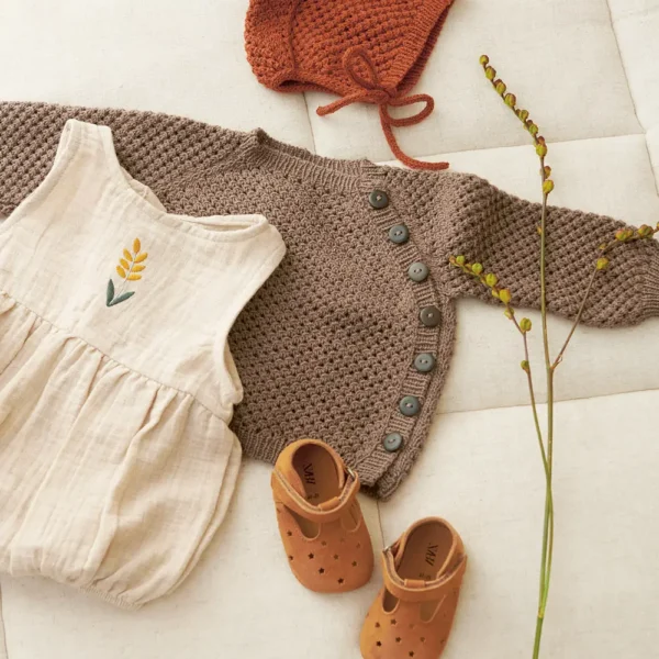 April Cardigan Baby fra Sandnes Garn