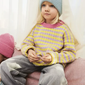 Sedrick Sweater fra Sandnes Garn, i Sunday (lilla/gul versjon), hovedbilde
