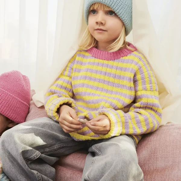 Sedrick Sweater fra Sandnes Garn, i Sunday (lilla/gul versjon), hovedbilde