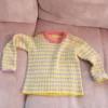 Sedrick Sweater fra Sandnes Garn, i Sunday (lilla/gul versjon), flatt