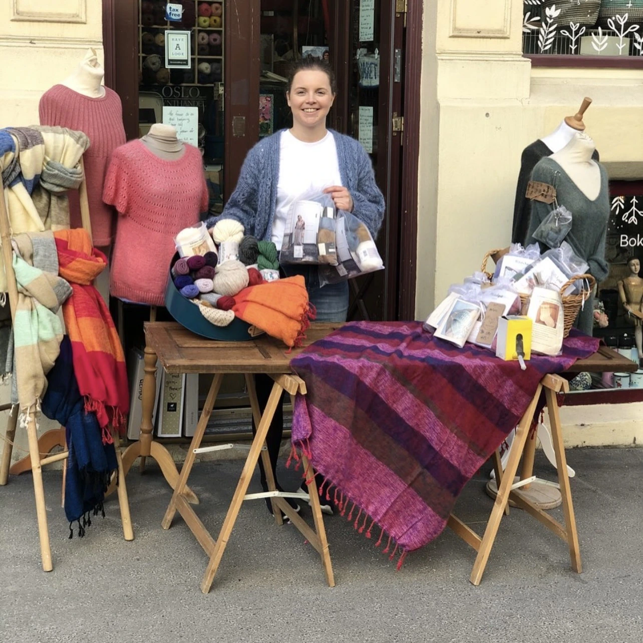 Under pandemien måtte vi være kreative, og laget en god, gammeldags kjøpmannsdisk utenfor butikken når kundene ikke fikk handle i butikk.