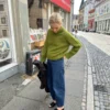 Amy Sweater fra PetiteKnit i Peer Gynt, gatebilde fra siden