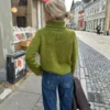Amy Sweater fra PetiteKnit i Peer Gynt, gatebilde rygg