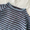 Frankie Sweater av PetiteKnit, liggende closeup