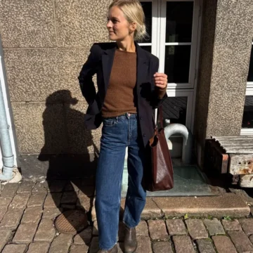 Ivy Blouse av PetiteKnit i Cardiff Cashmere Prime, på modell