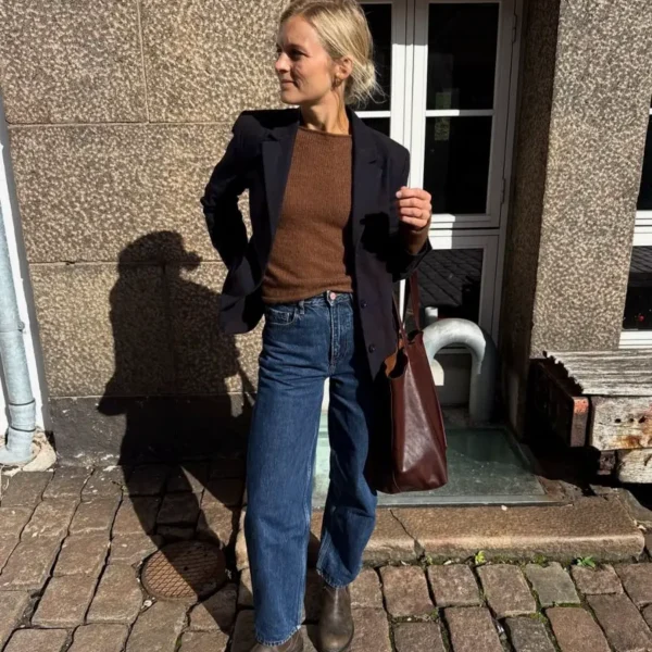 Ivy Blouse av PetiteKnit i Cardiff Cashmere Prime, på modell