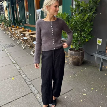Ivy Cardigan av PetiteKnit - forfra på avstand