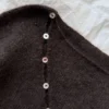 Valerie Blouse av PetiteKnit, closeup liggende