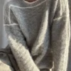 Zoe Loop Sweater av Other Loops fra Isager Archives 2 Collection. Lysegrå, strikket i Tvinni farge 2s, Soft Fine farge 2s og Boucle farge E0.