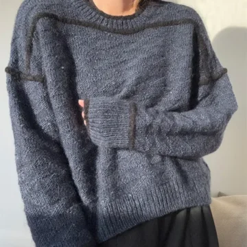 Zoe Loop Sweater av Other Loops fra Isager Archives 2 Collection. Navy, strikket i Tweed farge Navy, Silk Mohair farge 100 og Boucle farge 30.