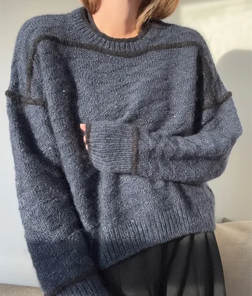 Zoe Loop Sweater av Other Loops fra Isager Archives 2 Collection. Navy, strikket i Tweed farge Navy, Silk Mohair farge 100 og Boucle farge 30.