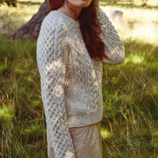 Cara Sweater av Lene Holme Samsøe, strikket i Sandnes Peer Gynt Tweed, hovedbilde