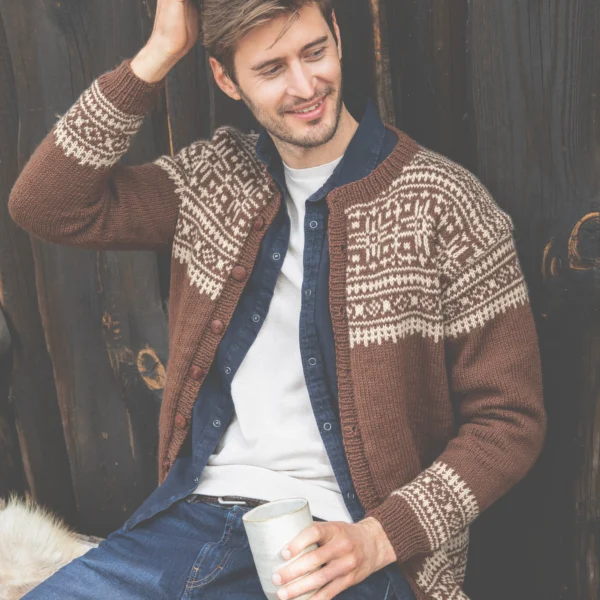 Blåfjell Kofte til Herre, strikket i Peer Gynt fra Sandnes Garn