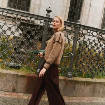 Zoe Loop Sweater av Other Loops fra Isager Archives 2 Collection. Camel, strikket i Tvinni farge 7s, Soft Fine farge E7s og Boucle farge 30, hovedbilde