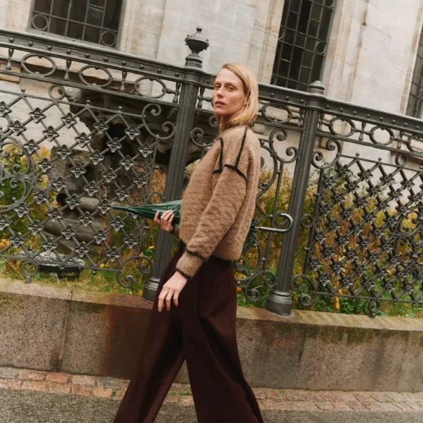 Zoe Loop Sweater av Other Loops fra Isager Archives 2 Collection. Camel, strikket i Tvinni farge 7s, Soft Fine farge E7s og Boucle farge 30, hovedbilde