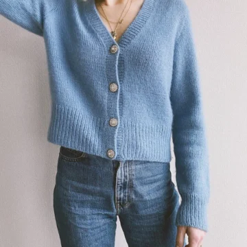 April Cardigan av PetiteKnit, produktbilde, forfra