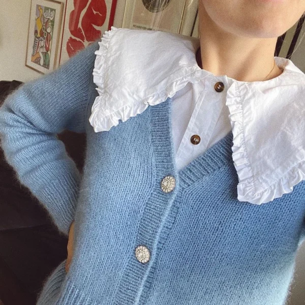 April Cardigan av PetiteKnit, detaljbilde