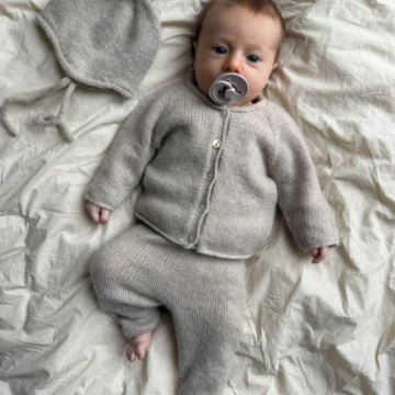 Cleo Baby Set av PetiteKnit, i Cardiff Cashmere Classic