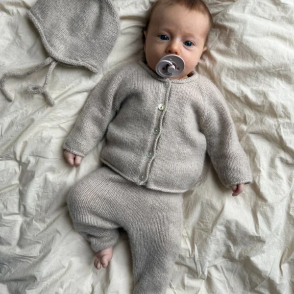Cleo Baby Set av PetiteKnit, i Cardiff Cashmere Classic