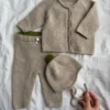 Cleo Baby Set av PetiteKnit, i Cardiff Cashmere Classic, hele settet flatt