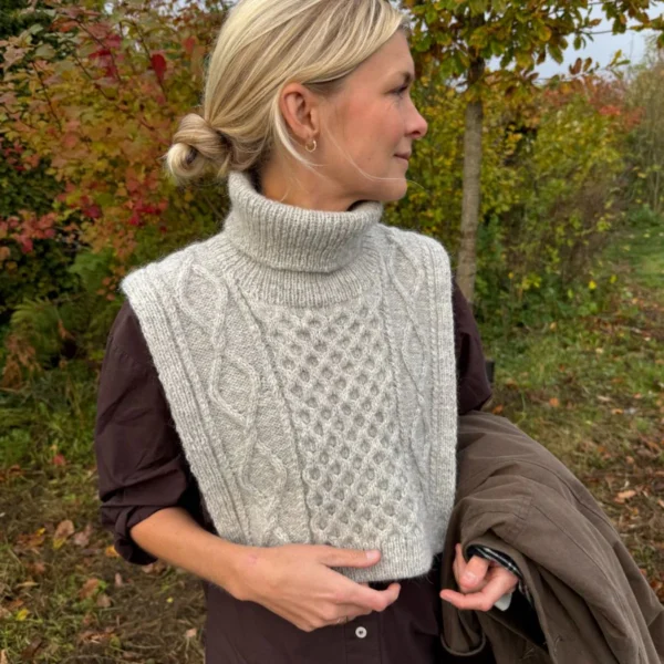 Dagmar Neck av PetiteKnit, forfra, produktbilde