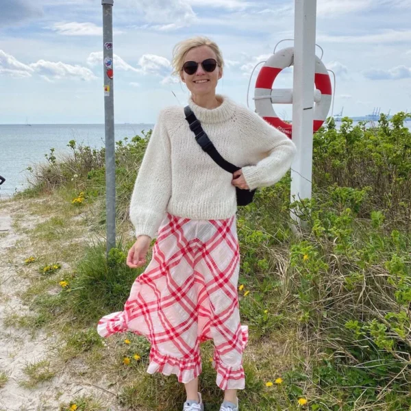 Lousiana Sweater av PetiteKnit, strikket i Børstet Alpakka, hvit