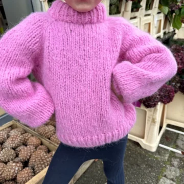 Lousiana Sweater Junior av PetiteKnit, strikket i Børstet Alpakka, produktbilde