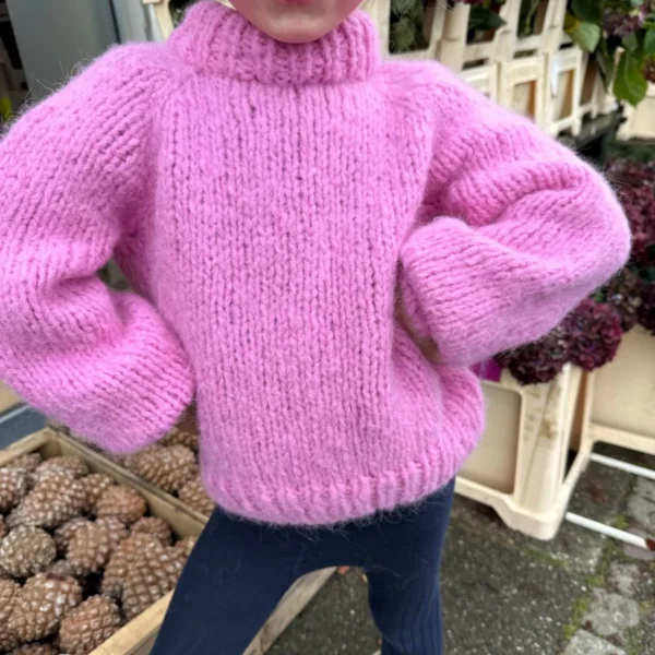Lousiana Sweater Junior av PetiteKnit, strikket i Børstet Alpakka, produktbilde