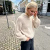 Lousiana Sweater av PetiteKnit, strikket i Isager Bouclé