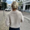 Lousiana Sweater av PetiteKnit, strikket i Isager Bouclé, bakfra