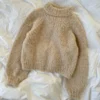 Lousiana Sweater av PetiteKnit, strikket i Isager Bouclé, flatt