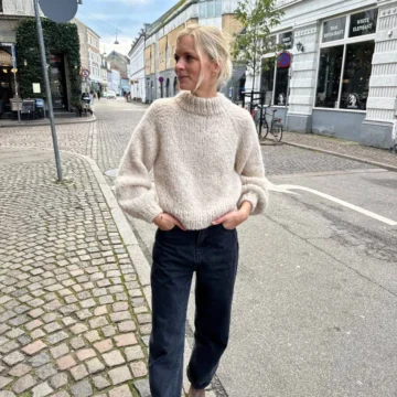 Lousiana Sweater av PetiteKnit, strikket i Isager Bouclé, produktbilde