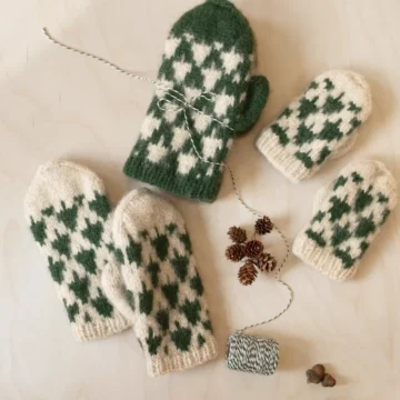 Christmas Tree Mittens fra Sandnes Garn, strikket i Fritidsgarn