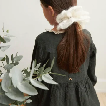 Fleur Scrunchie fra Sandnes Garn