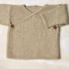Lang Yarns Anders slå-om-jakke fra Punto 83 Baby Cotton Naturally Colored
