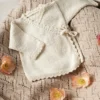 Lang Yarns Edda babyteppe og Saga Slå-om-jakke fra Punto 83 Baby Cotton Naturally Colored