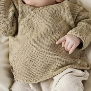 Lang Yarns Erik lue og Anders Slå-om-jakke fra Punto 83 Baby Cotton Naturally Colored