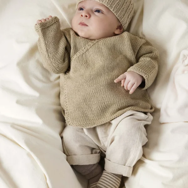 Lang Yarns Erik lue og Anders Slå-om-jakke fra Punto 83 Baby Cotton Naturally Colored