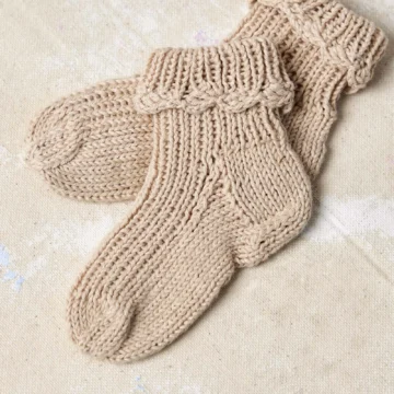 Lang Yarns Fjella sokker fra Punto 83 Baby Cotton Naturally Colored