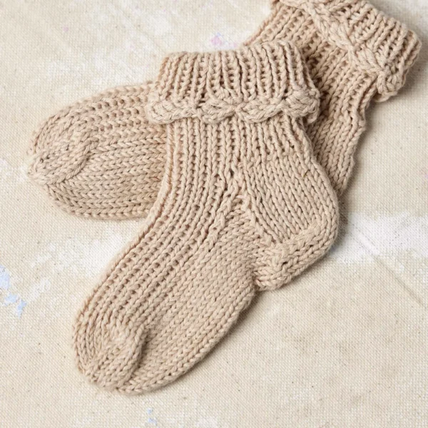Lang Yarns Fjella sokker fra Punto 83 Baby Cotton Naturally Colored