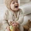 Lang Yarns Jutta kyse og Søren heldrakt fra Punto 83 Baby Cotton Naturally Colored