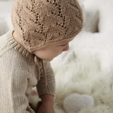 Lang Yarns Jutta kyse og Søren heldrakt fra Punto 83 Baby Cotton Naturally Colored