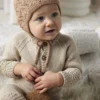 Lang Yarns Jutta kyse og Søren heldrakt fra Punto 83 Baby Cotton Naturally Colored