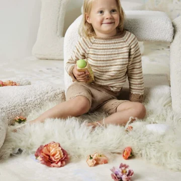 Lang Yarns Kaia genser og Tove kortbukse fra Punto 83 Baby Cotton Naturally Colored