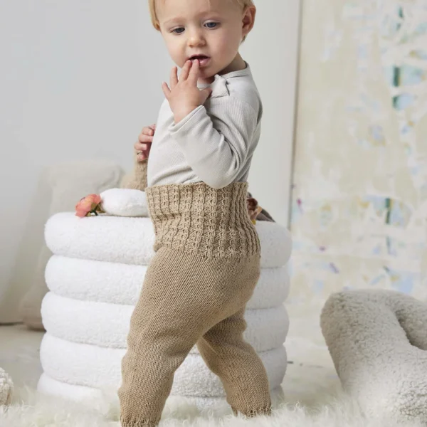 Lang Yarns Sami bukse fra Punto 83 Baby Cotton Naturally Colored