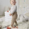 Lang Yarns Sami bukse og Aldis sokker fra Punto 83 Baby Cotton Naturally Colored