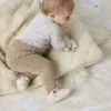 Lang Yarns Sami bukse og Aldis sokker fra Punto 83 Baby Cotton Naturally Colored