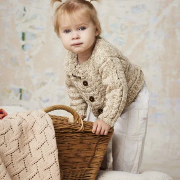 Lang Yarns Siv jakke og Edda babyteppe fra Punto 83 Baby Cotton Naturally Colored